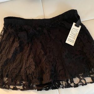BB DAKOTA black lace shorts (M)